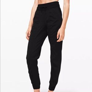 Looking for studio joggers size 0,2
